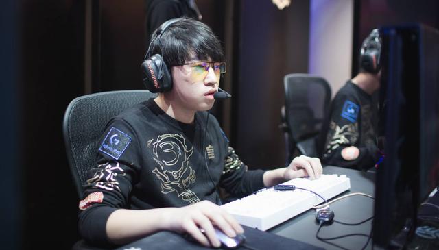 展现出了令 展现出了令